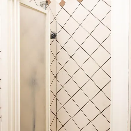 Romatic בית הארחה 2*